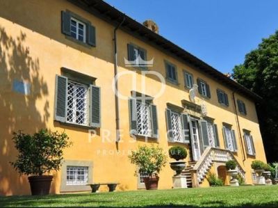 5 bedroom Villa for sale with panoramic view in Lucca, Tuscany