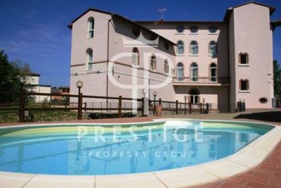 Stunning 30 bedroom Hotel for sale with countryside view in Florence, Tuscany