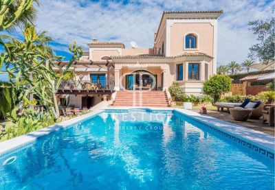 5 bedroom Villa for sale in Nueva Andalucia, Andalucia