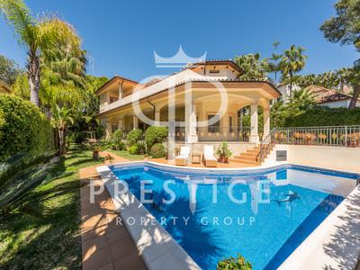 4 bedroom Villa for sale with sea view in Marbella, Andalucia