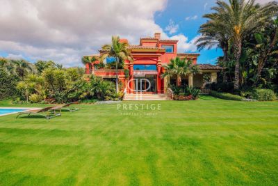 6 bedroom Villa for sale with sea view in Altos de Puente Romano, Marbella, Andalucia