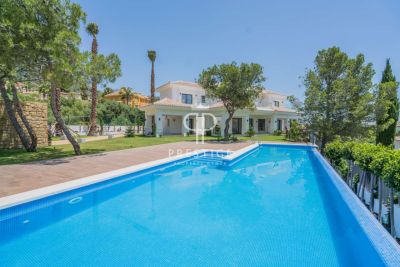 5 bedroom Villa for sale with sea view in Marbella, Andalucia