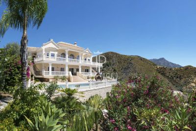 4 bedroom Villa for sale with sea view in La Quinta Golf, Benahavis, Andalucia