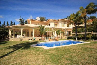 5 bedroom Villa for sale with sea view in Altos Reales, Marbella, Andalucia