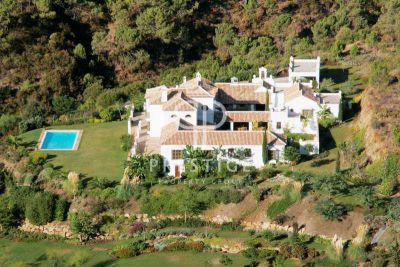 10 bedroom Villa for sale with sea view in Estepona, Andalucia