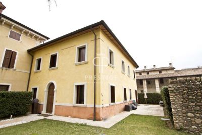 Refurbished 4 bedroom Villa for sale with countryside view in Sant Ambrogio di Valpolicella, Veneto