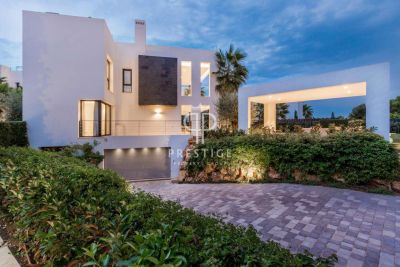 5 bedroom Villa for sale with sea view in Puente Romano, Marbella, Andalucia