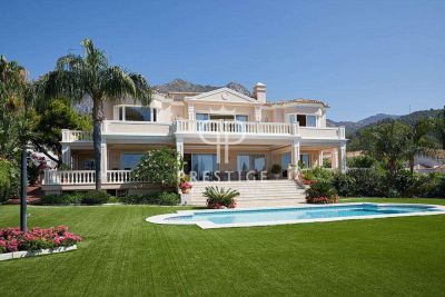 4 bedroom Villa for sale with sea and panoramic views in Marbella, Andalucia