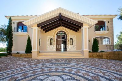 7 bedroom Villa for sale with sea view in Los Monteros, Marbella, Andalucia