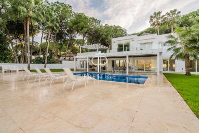 5 bedroom Villa for sale with sea and panoramic views in Nueva Andalucia, Andalucia