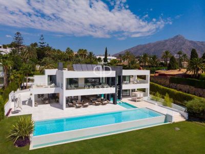 6 bedroom Villa for sale with sea view in La Cerquilla, Nueva Andalucia, Andalucia