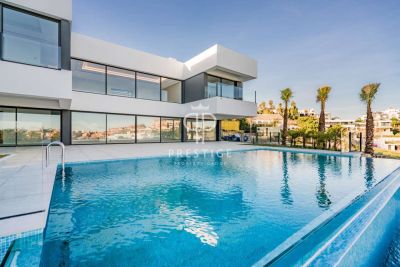 4 bedroom Villa for sale with panoramic view in Capanes Del Golf, Benahavis, Andalucia