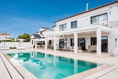 5 bedroom Villa for sale with sea view in Puerto Banus, Andalucia