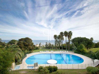 Renovated 5 bedroom Villa for sale with sea view in Vallauris, Cote d