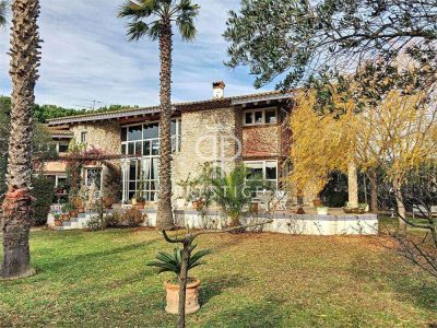 Stylish 3 bedroom Villa for sale in Saint Cyprien, Languedoc-Roussillon