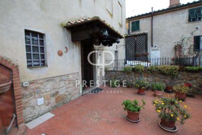 Refurbished 3 bedroom Apartment for sale in Volterra, Tuscany