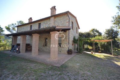 3 bedroom Farmhouse for sale with countryside and panoramic views in Ficulle, Umbria