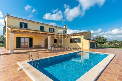 Quiet 4 bedroom Villa for sale with panoramic view in Santanyi, Mallorca