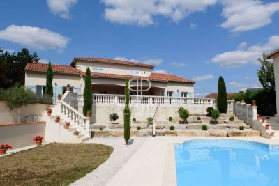 Immaculate 5 bedroom House for sale with countryside view in Monclar, Aquitaine