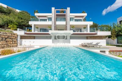 5 bedroom Villa for sale with sea view in La Alqueria, Benahavis, Andalucia
