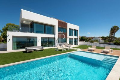 5 bedroom Villa for sale with sea view in Estepona, Andalucia