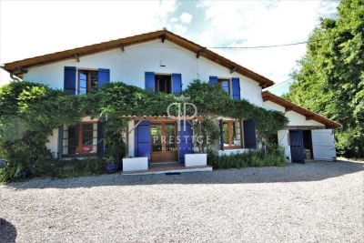 6 bedroom Farmhouse for sale with countryside and panoramic views in Lauzun, Aquitaine