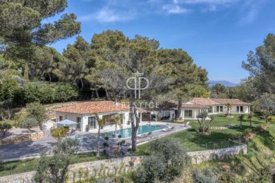 Immaculate 5 bedroom Villa for sale with sea view in Mougins, Cote d