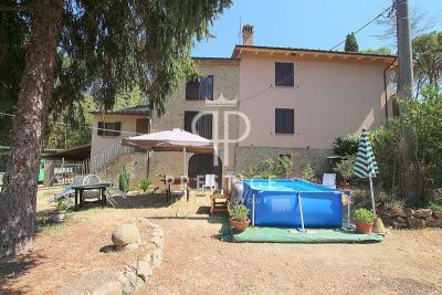 Refurbished 3 bedroom Farmhouse for sale with countryside view in Volterra, Tuscany