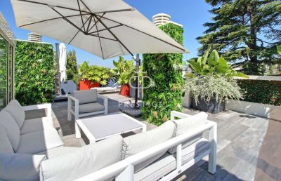 Refurbished 3 bedroom Penthouse for sale with sea view in Cannes, Cote d