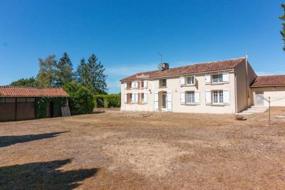 Character 4 bedroom Farmhouse for sale with countryside view in Salles d