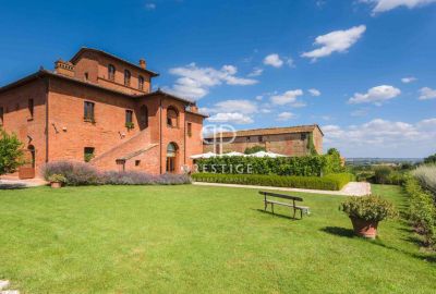 Renovated 6 bedroom Hotel for sale with countryside view in Arezzo, Tuscany