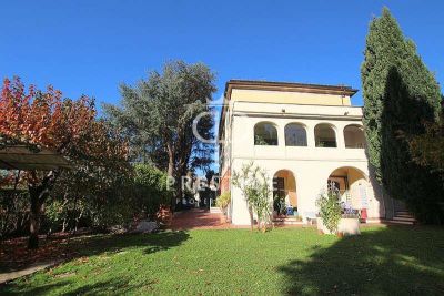 Spacious 7 bedroom Villa for sale with panoramic view in Calci, Tuscany