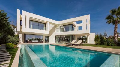 5 bedroom Villa for sale with sea view in Marbella, Andalucia