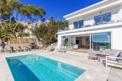 Immaculate 4 bedroom Villa for sale with sea view in Costa d