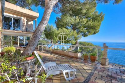 Quiet 4 bedroom Villa for sale with sea view in Eze, Cote d