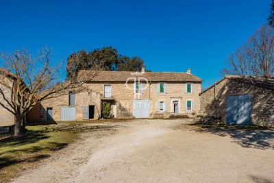 Character 3 bedroom Farmhouse for sale with countryside view in Gordes, Cote d'Azur French Riviera