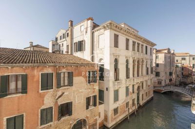 Lovingly Maintained 2 bedroom Apartment for sale in Castello, Venice, Veneto