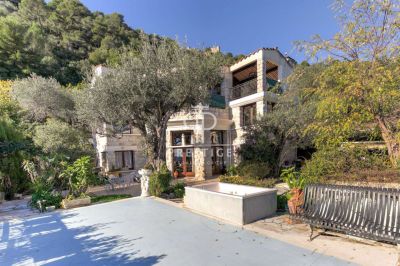 Bright 4 bedroom Villa for sale with sea view in Villefranche sur Mer, Cote d'Azur French Riviera