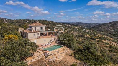 Inviting 3 bedroom Villa for sale with panoramic view in Santa Barbara de Nexe, Algarve