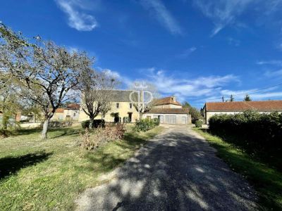 Quiet 4 bedroom Farmhouse for sale with countryside view in Saint Martial de Nabirat, Aquitaine