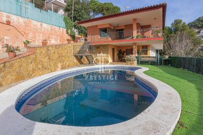 Quiet 3 bedroom Villa for sale with sea view in Roca Grossa, Lloret de Mar, Catalonia