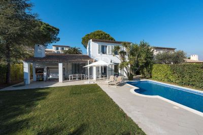 Refurbished 4 bedroom Villa for sale with sea view in Villeneuve Loubet, Cote d