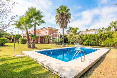 4 bedroom Villa for sale with sea view in Estepona, Andalucia