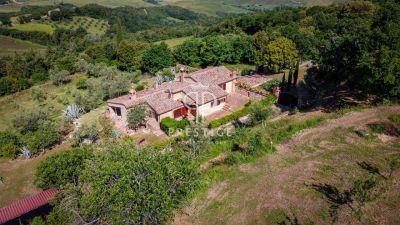 Refurbished 2 bedroom Farmhouse for sale with panoramic view in Volterra, Tuscany