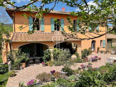 Renovated 4 bedroom Farmhouse for sale with countryside view in Volterra, Tuscany