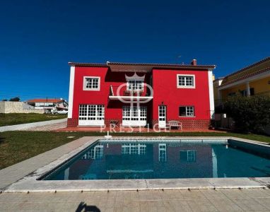 Income Potential 5 bedroom Villa for sale in Foz do Arelho, Central Portugal