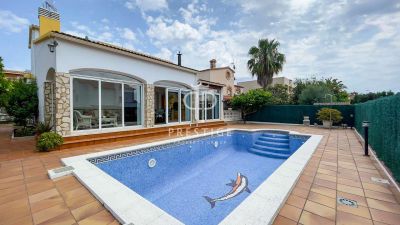 Bright 3 bedroom Villa for sale in Fenals, Lloret de Mar, Catalonia