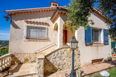 Authentic 3 bedroom Villa for sale with panoramic view and sea view views in Saint Paul de Vence, Cote d