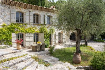 Spacious 5 bedroom Villa for sale with panoramic view in Chateauneuf, Cote d