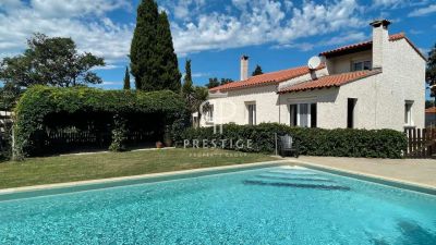 Bright 5 bedroom Villa for sale in Uzes, Languedoc-Roussillon